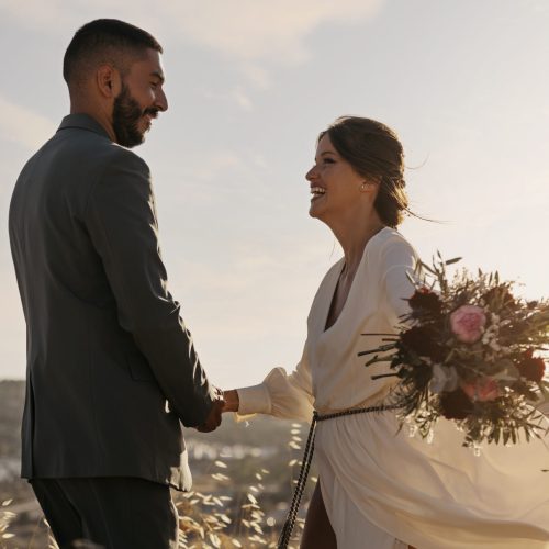 medium-shot-married-couple-with-flowers